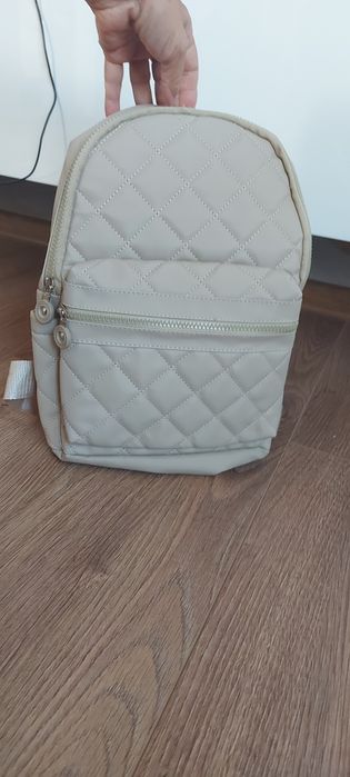 Раница в бежово с преден джоб и странични джобове