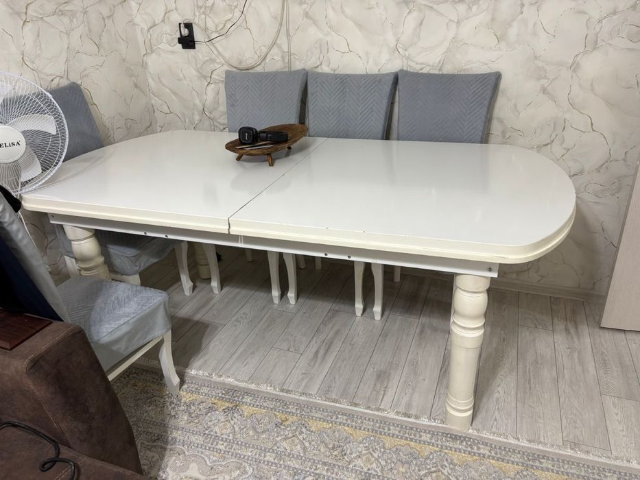 Продаю стол со стулями