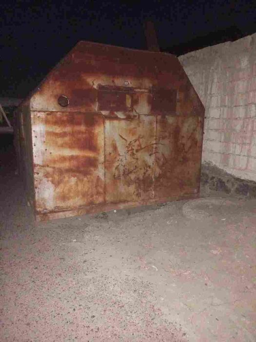 продаётся железная будка 2×4