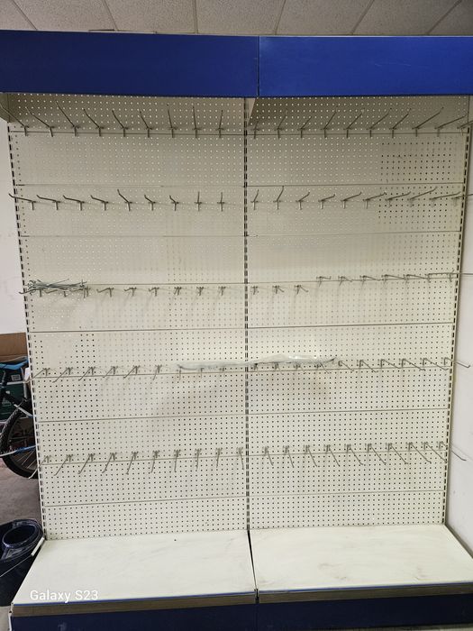 Метален стелаж със куки