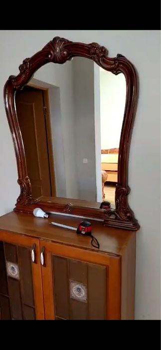 Комод с зеркалом.