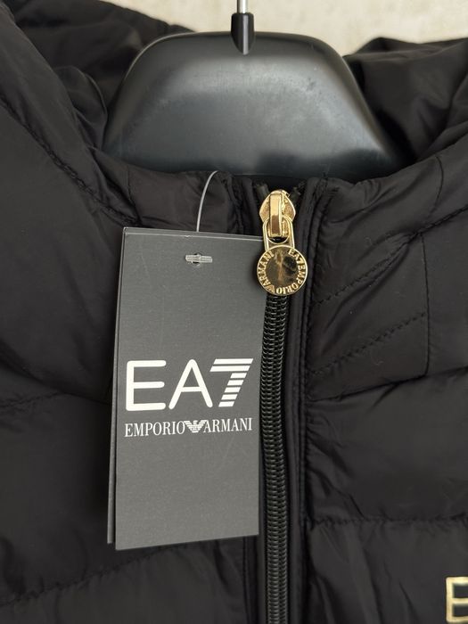 Женская куртка ЕА7 новая