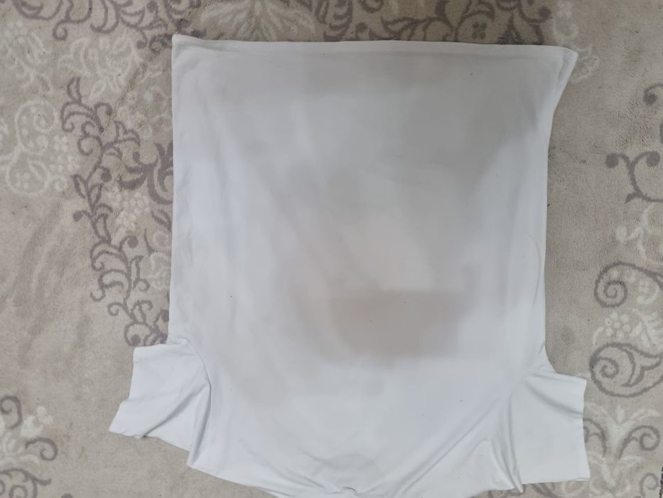 обычная белая футболка