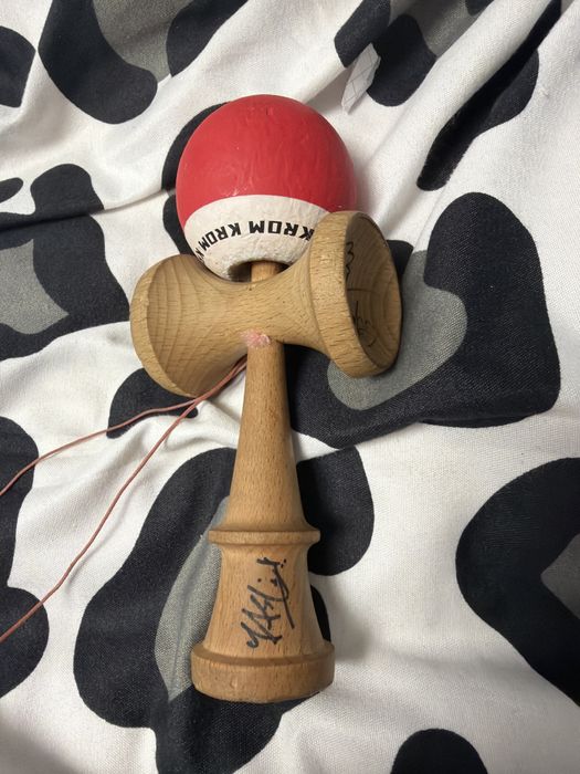 Kendama krom pop rosie, semnata de Davide, Nonoka, Yasu si Naru