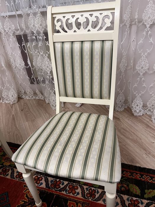 столовая мебель,  стол +стулья 6штук.