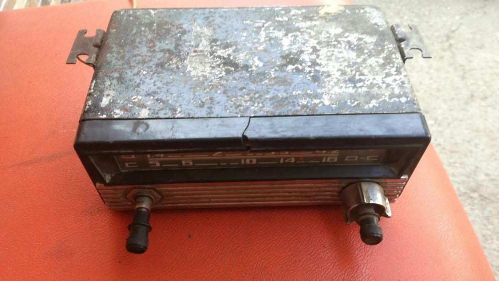 Продавам старо радио за Москвич 408