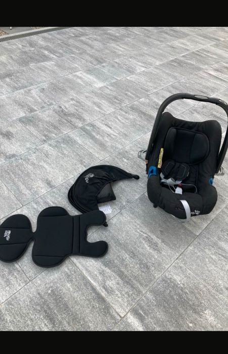 Cărucior + scoică + bază Isofix.