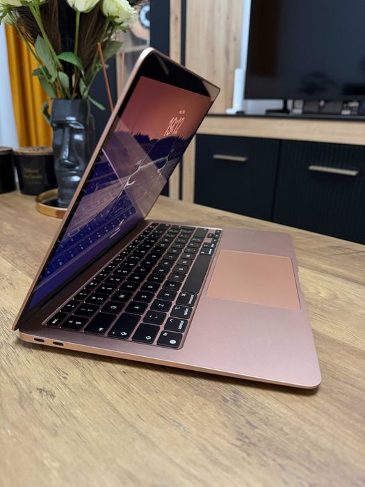 MacBook Air 13” 2020  Gold Apple M1 / 256GB SSD (365 cicluri încărcare)