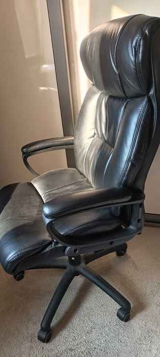 Продавам офис стол