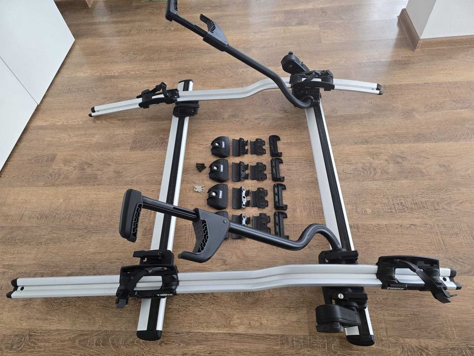 Vând două suporturi THULE pentru bicicletă împreună cu două bare transversale THULE de fixare pe automobil