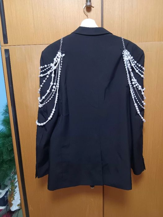 Сако черно-бяло на Робин и Сако с перли