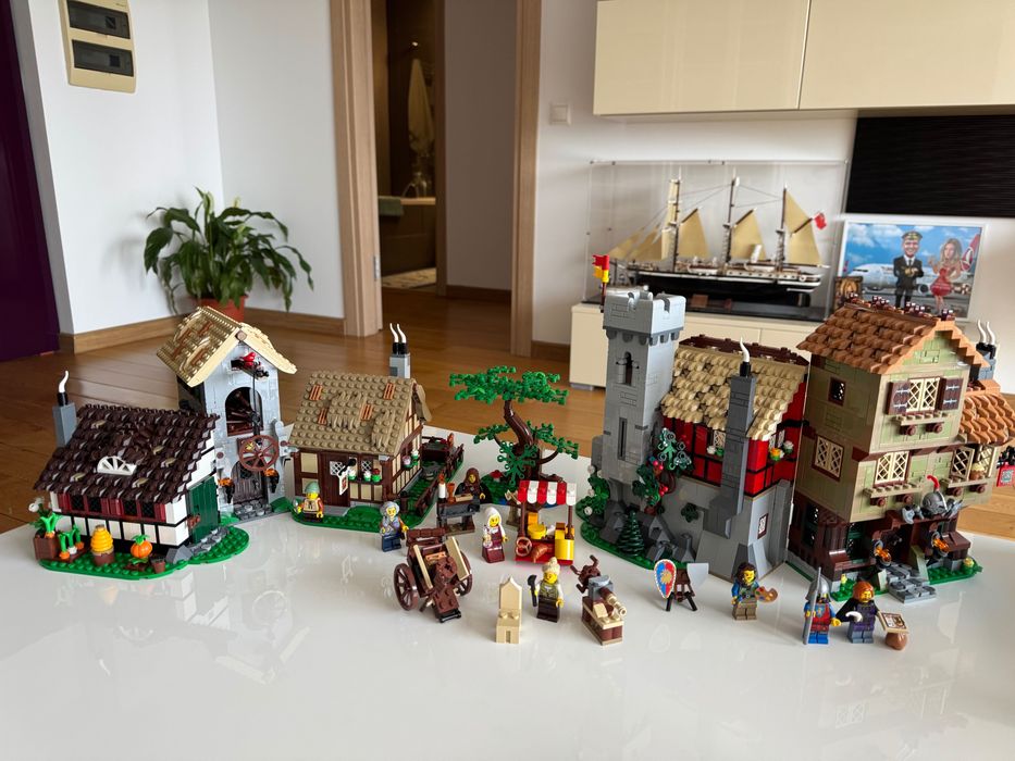 Lego 10332 - Medieval Town Square - Construit - Stare Excelenta
