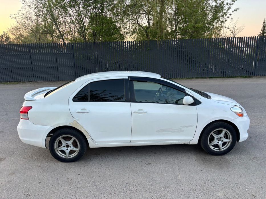 Toyota Yaris 2010 седан