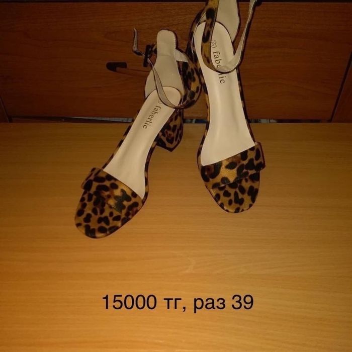 Новые в упаковке босоножки разные