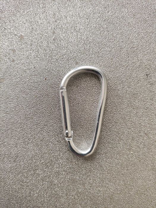 Продам новые  4 карабина для ключей