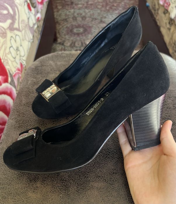 Элегантные чёрные туфли REUCHLL