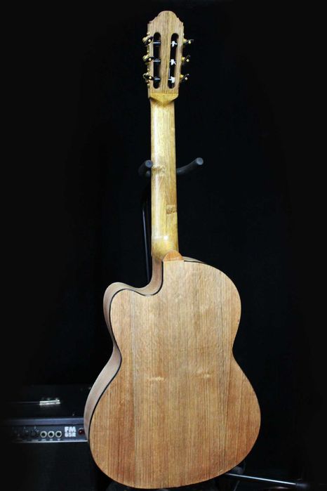 Классическая мастеровая гитара