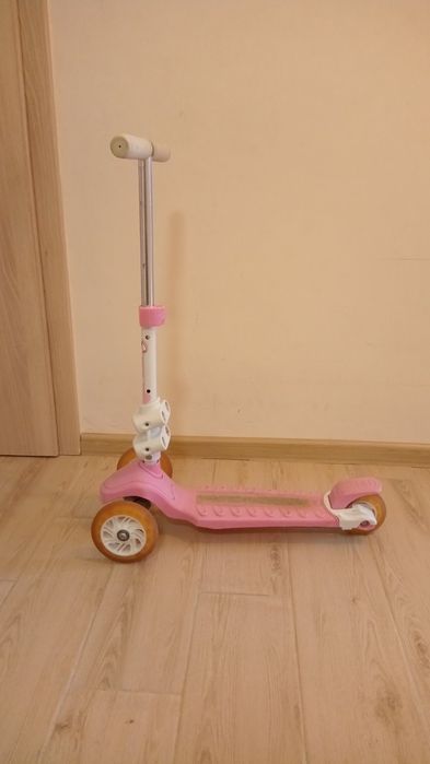 Детска тротинетка със светещи колела