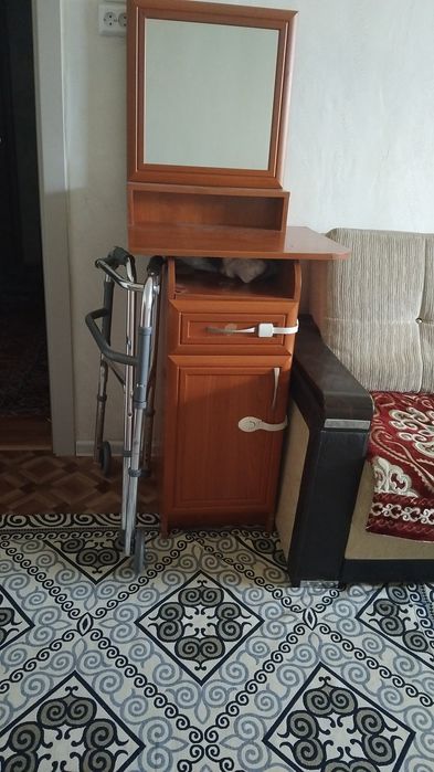 Продам туалетный столик. В отличном состоянии. Цена 3.000.