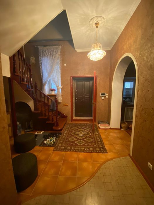 Продам большой дом. 3 уровня.