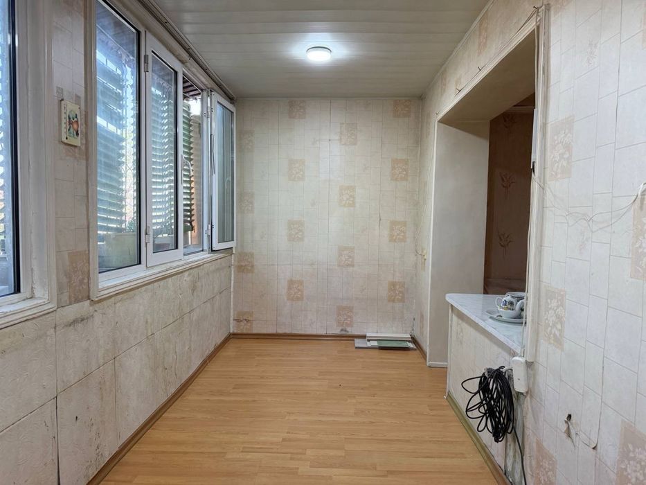 Дубовая.Ипотеки нет.Торцевая .