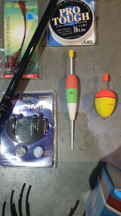 Въдица с макара и подаръци за щука.Нови са!