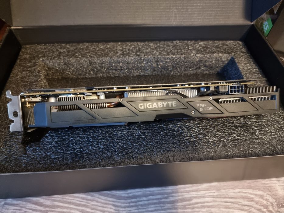 видеокарта и компьютер