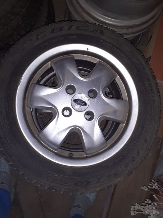 Jante de aluminiu și cauciucuri aproape noi