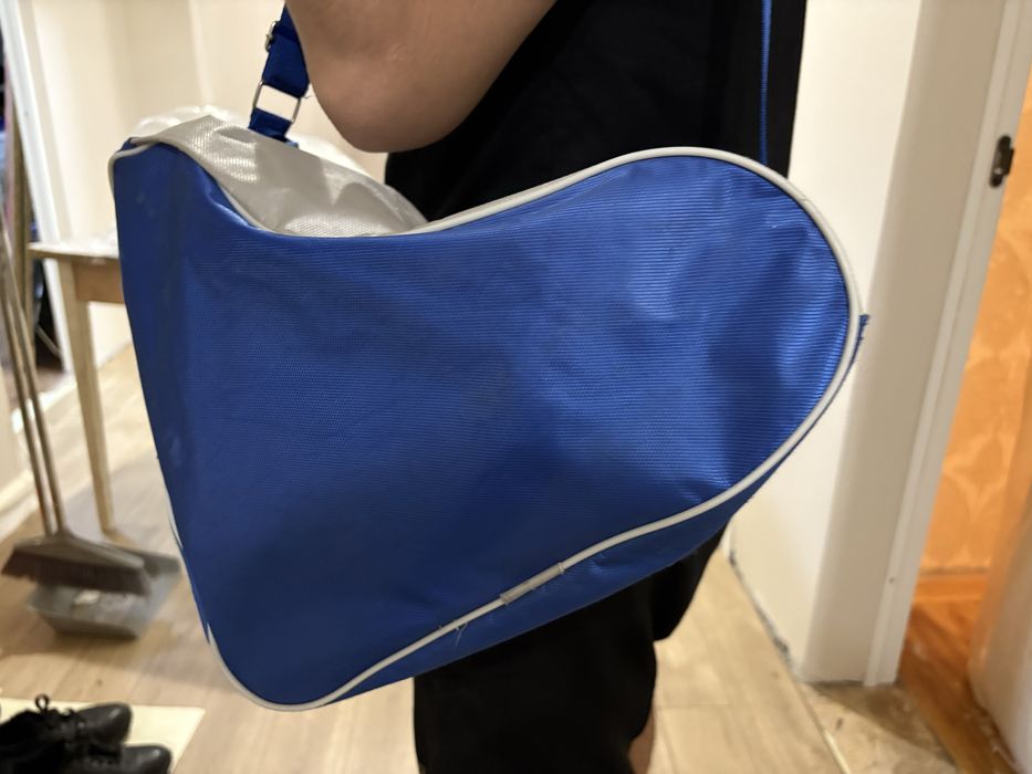 Коньки черные.