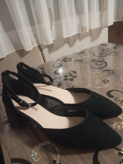 Vând pantofi eleganți