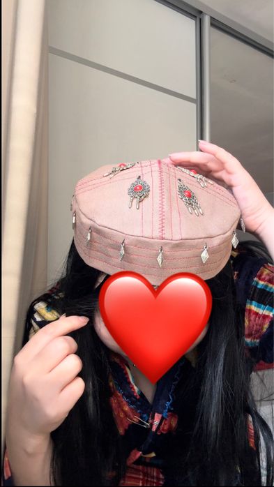 тақиялар түрлі түсті