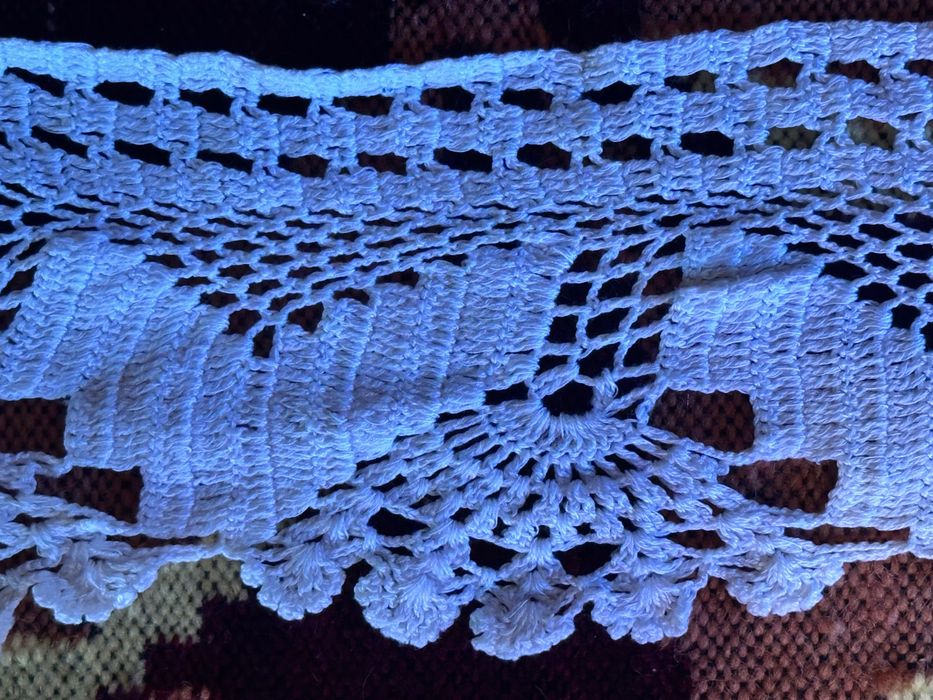 Dantelă croșetată cu acul din melană . 1m/30 lei. Nouă, nefolosită.