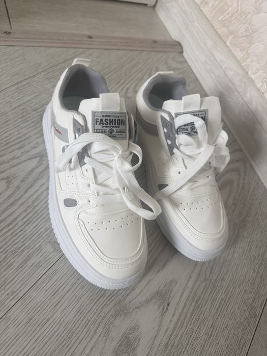 Кроссовки 40-41 размер