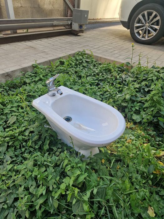 Биде белый, керамика, отдам даром. Самовывоз