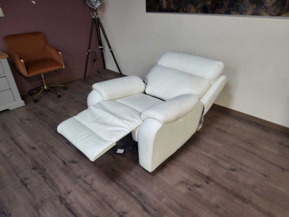 Светло кремав кожен фотьойл La-z-boy с ръчен релакс механизъм