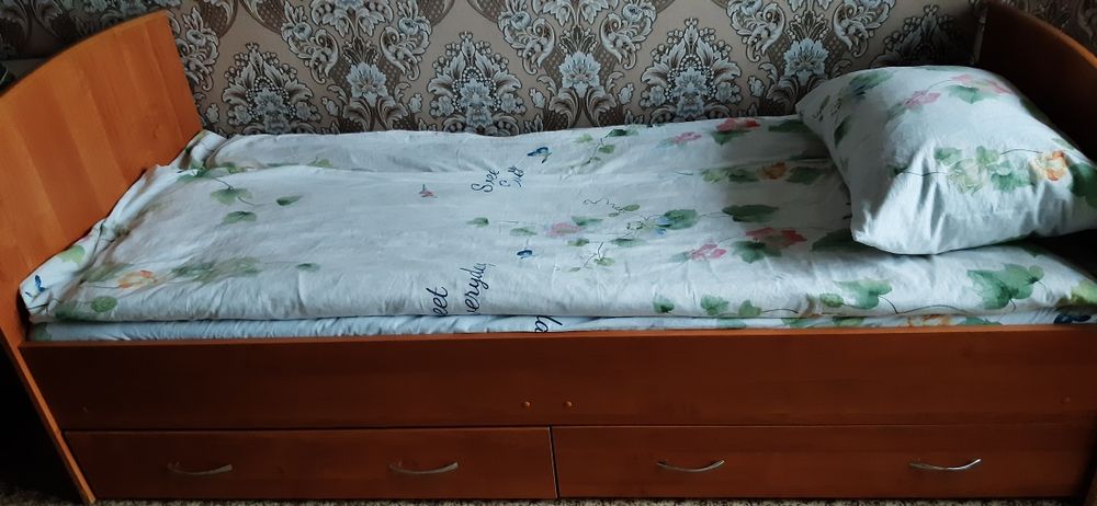 Продам деревянную  кровать б/у