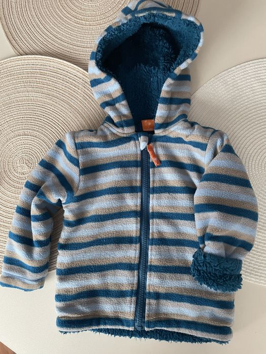 Set de haine pentru băiețel de 9–12 luni (74–80 cm), de la H&M, Koton Baby și Pusblu (include o bluză, pantaloni și un pulover călduros).