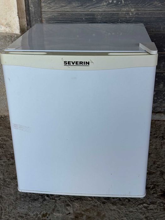 Малък вертикален фризер