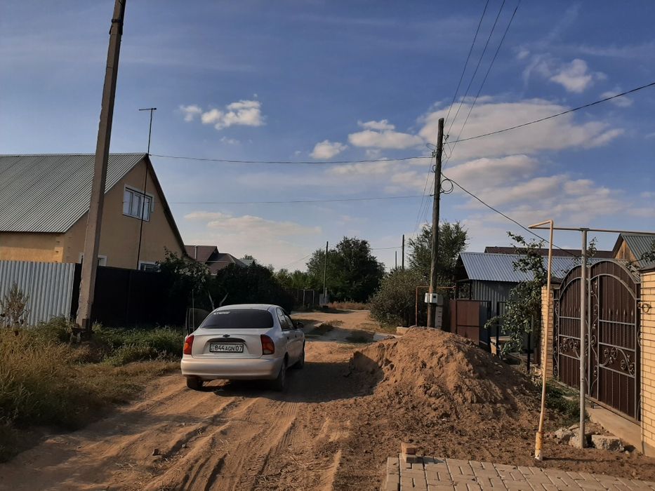 Участок с фундаментом и стенами