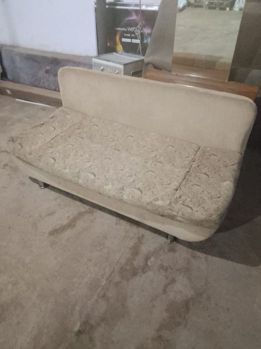 диван бежевый ..