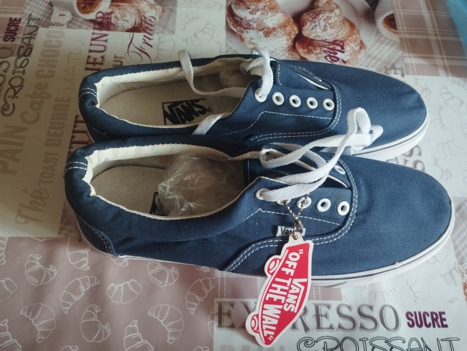 Vând  teniși Vans mărimea 10
