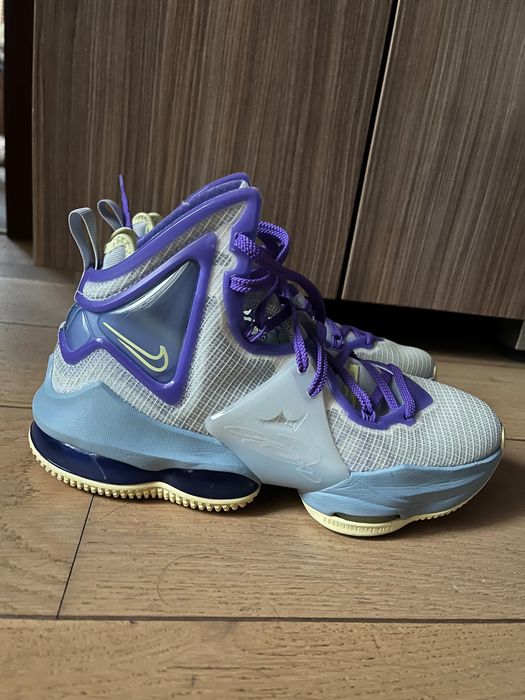 Nike LeBron James 19