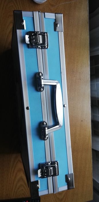 Продам чемодан. Продам. Продам.