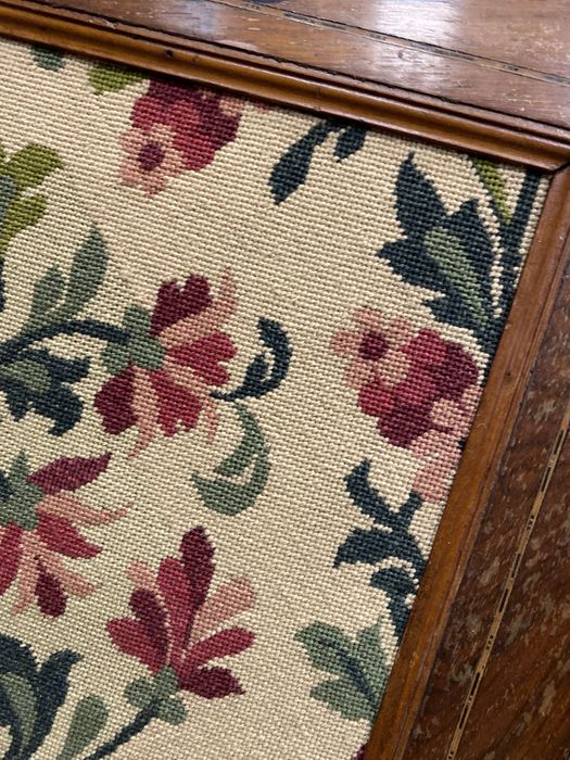 Англия дървена рамка с гоблен панел стойка needlepoint 1930