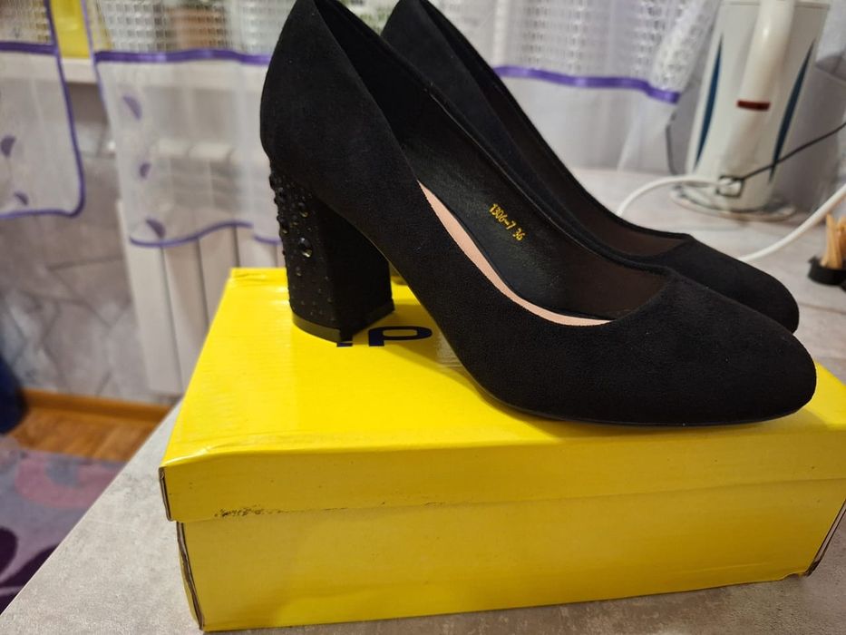 Продам замшевые туфли