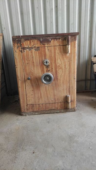 Сейф сотилади факат калити ёколган