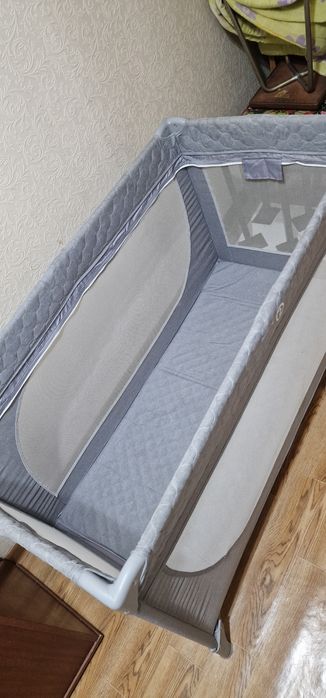 Кроватка манеж очень удобная,переносная в сумке.