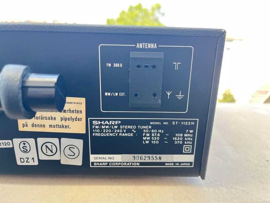 Стерео Тунер SHARP ST-1122, произведен през 1978 година.