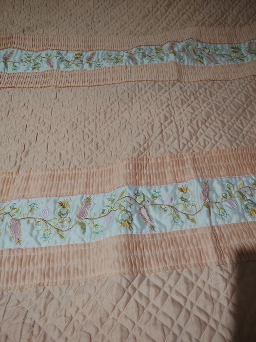 Cuvertură matlasată elegantă 200×190 cm – volan decorativ