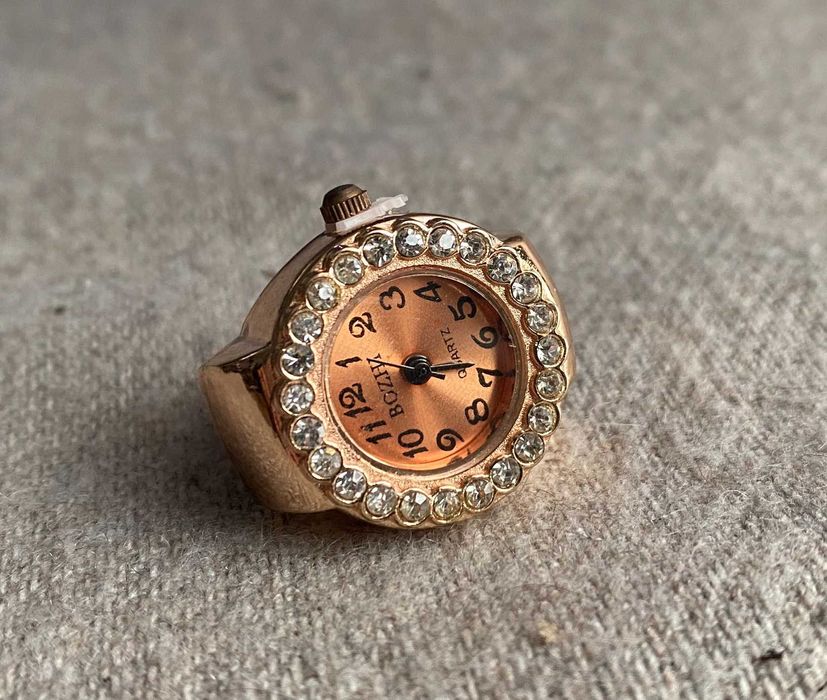 Inel ceas damă metalic rose-gold cu cristale decor – diverse modele